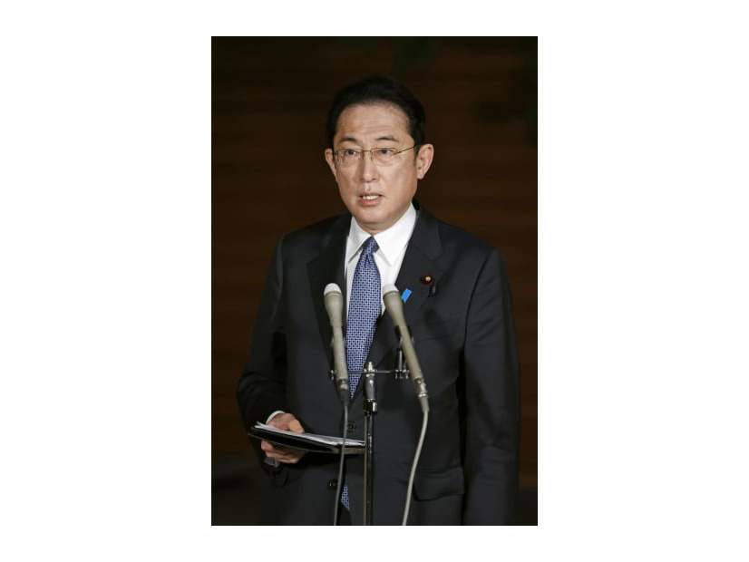 ウクライナのゼレンスキー大統領との電話会談を終え、記者団の取材に応じる岸田首相＝15日夜、首相官邸