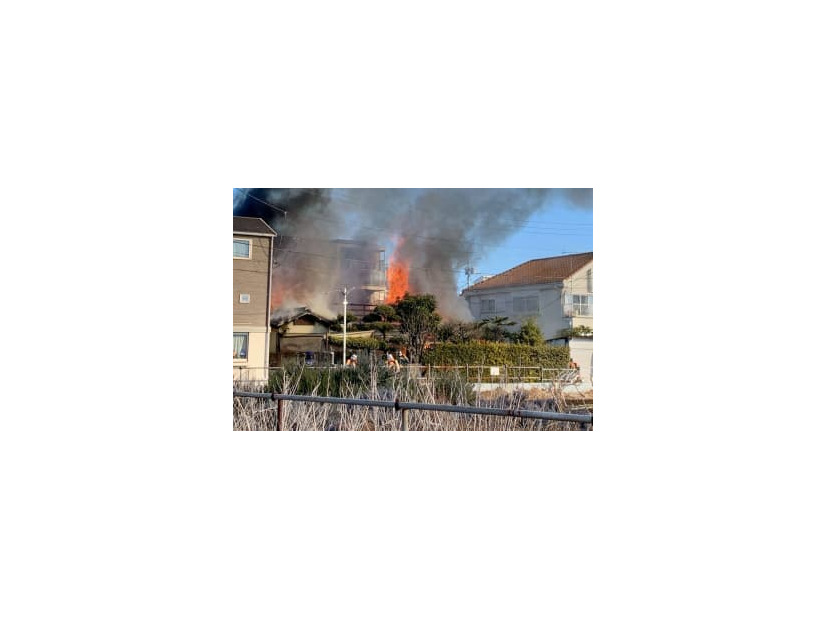 炎と煙を上げ、激しく燃える住宅＝16日午前8時52分、東京都練馬区（近隣住民提供）