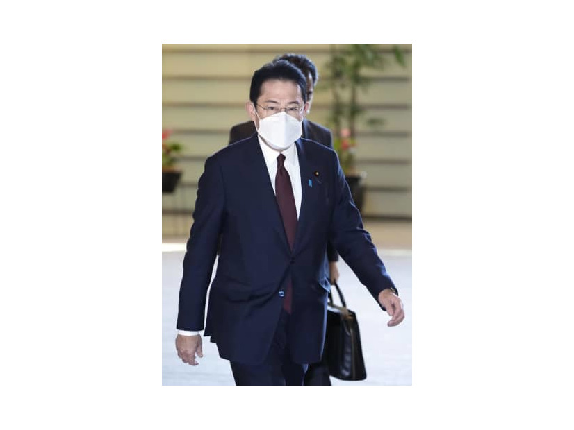 首相官邸に入る岸田首相＝16日午前