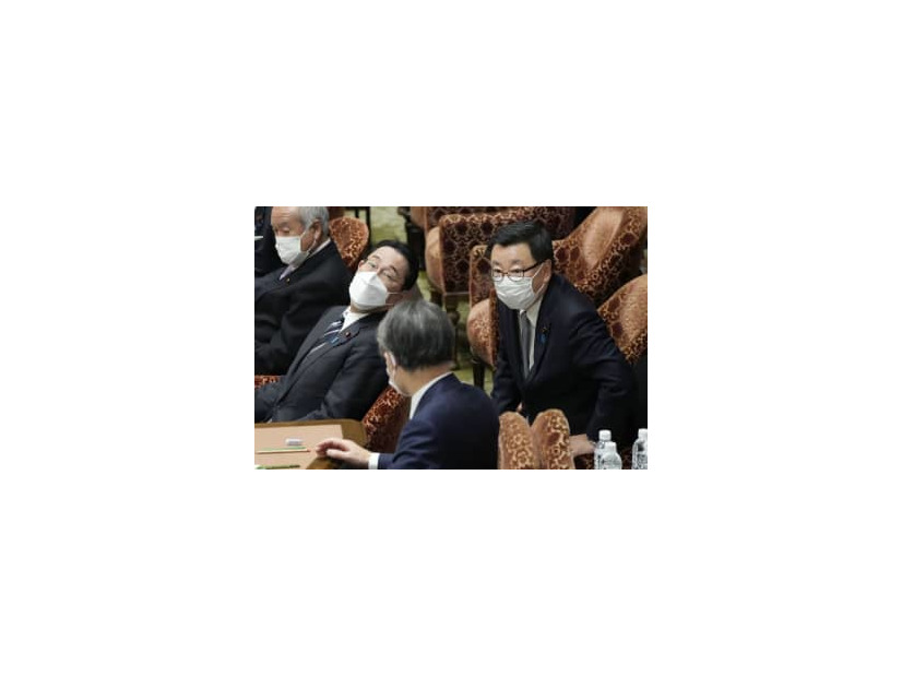 衆院予算委で、答弁のため席を立つ松野官房長官。手前左は岸田首相＝18日午後