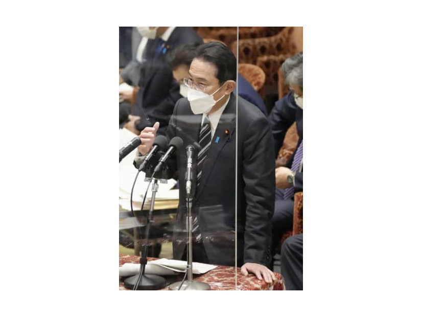 衆院予算委で答弁する岸田首相＝18日午後
