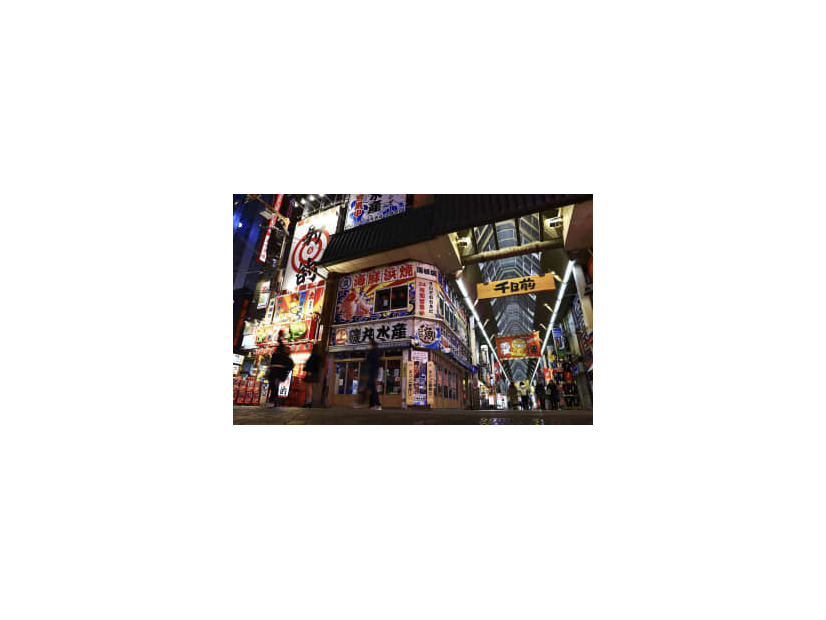 人通りが少ない大阪・道頓堀＝17日夜