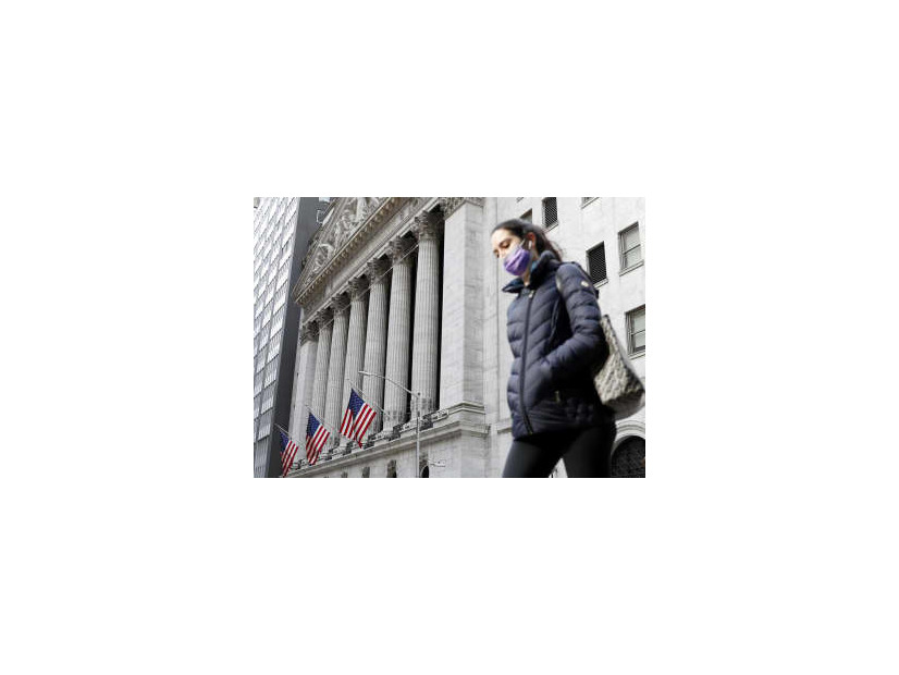 ニューヨーク証券取引所の前を歩く人＝18日（UPI＝共同）