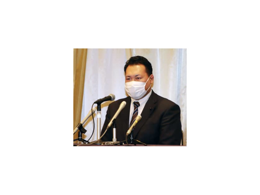 自民党青森県連による参院選青森選挙区での擁立方針が決まり、記者会見する斉藤直飛人氏＝19日午後、青森市