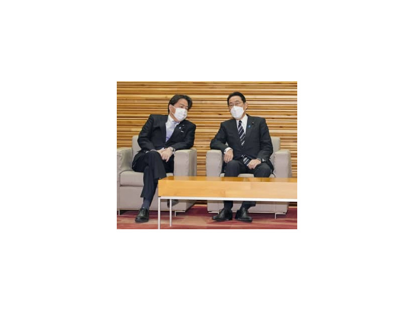 岸田首相（右）と林外相＝18日、首相官邸