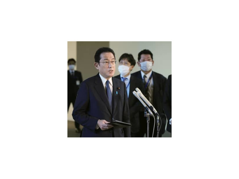 ウクライナ情勢を巡り、記者団の取材に応じる岸田首相＝22日午前、首相官邸