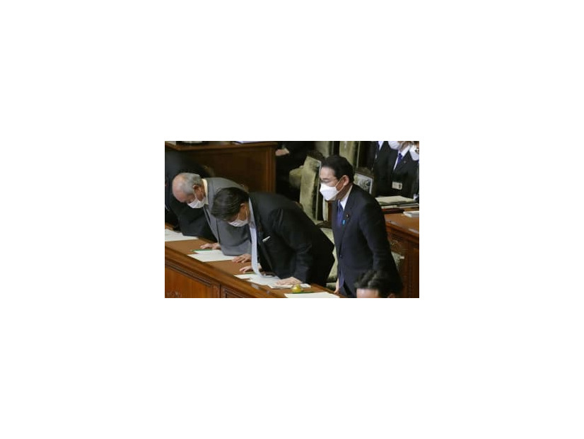 衆院本会議で2022年度予算案が可決され、一礼する岸田首相（右）ら＝22日午後