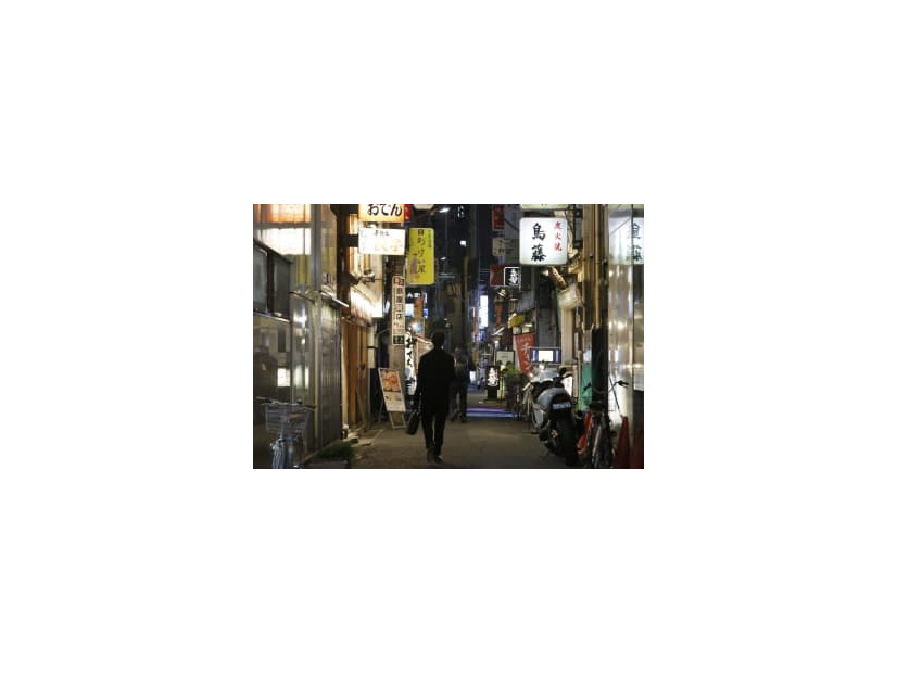飲食店が軒を連ねる東京・新橋の繁華街