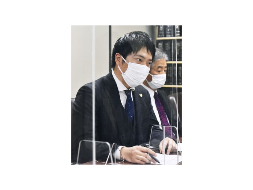 インターネット関連企業への賠償命令判決後、記者会見する原告側の梶山孝史弁護士（左）ら＝22日午後、東京・霞が関の司法記者クラブ