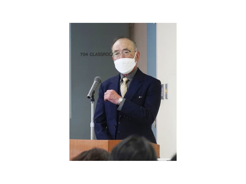 富山外国語専門学校で開かれた追悼式に遺族代表として参加した菊田邦俊さん＝22日午前、富山市
