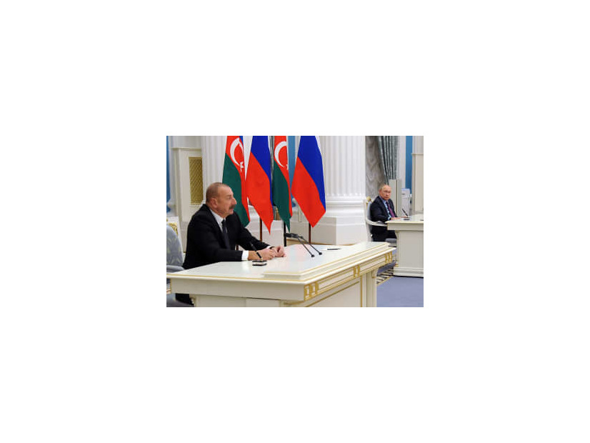 共同記者会見に臨むアゼルバイジャンのアリエフ大統領（左）とロシアのプーチン大統領＝22日、モスクワ（AP＝共同）