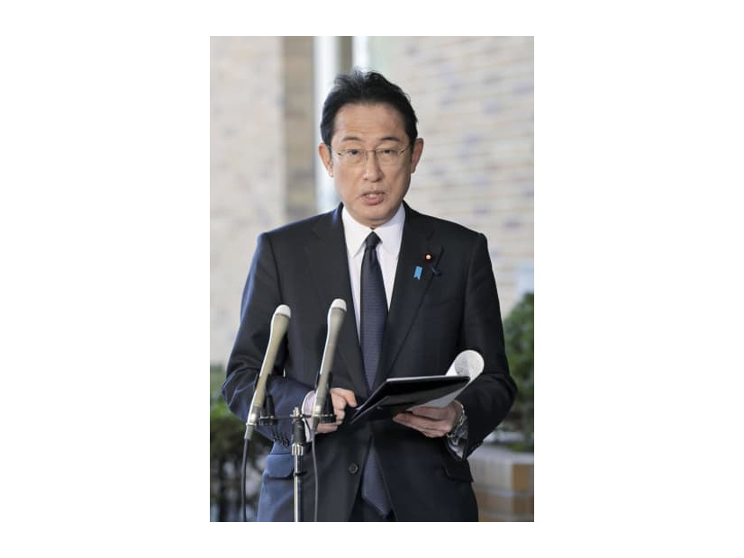 ロシアへの制裁措置を発表する岸田首相＝23日午前、首相公邸（代表撮影）