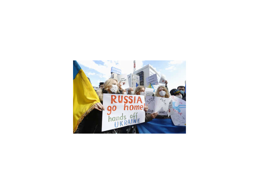 ロシア大使館近くで抗議活動をする、日本に住むウクライナ人の女性ら＝23日午後、東京都港区