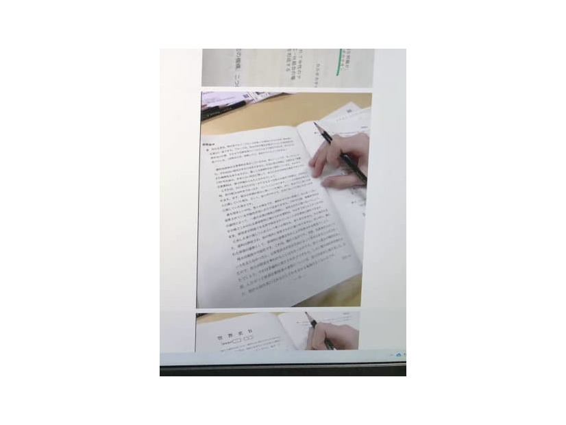個別指導サイト上に投稿された、昨年の大学入学共通テスト世界史Bの問題文。画像には解答者の手や受験票とみられる紙も映っている（関係者提供、画像の一部を加工しています）