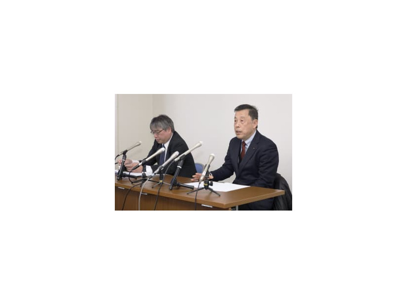 記者会見する大分県臼杵市の若林純一市議（右）＝25日午後、大分市