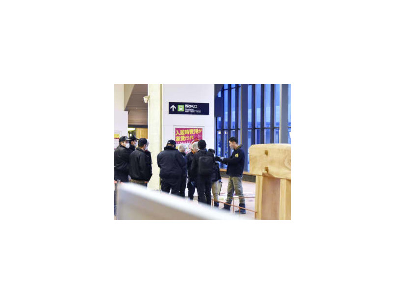 男性が刺された現場周辺を調べる捜査員＝27日午後5時28分、北海道旭川市のJR旭川駅