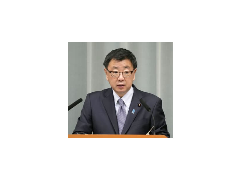 記者会見する松野官房長官＝1日午前、首相官邸