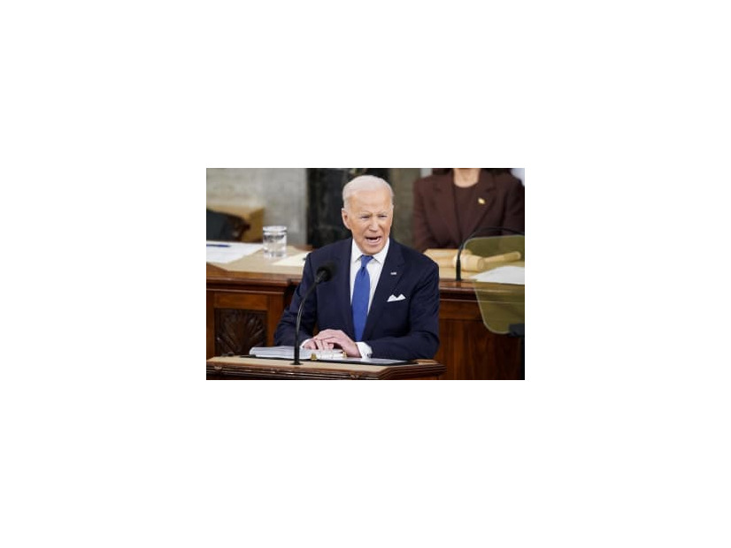 1日、ワシントンの米議会で、一般教書演説を行うバイデン大統領（UPI＝共同）
