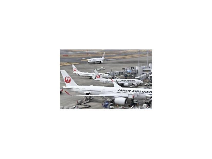 羽田空港の駐機場に並ぶ日本航空の機体＝2月
