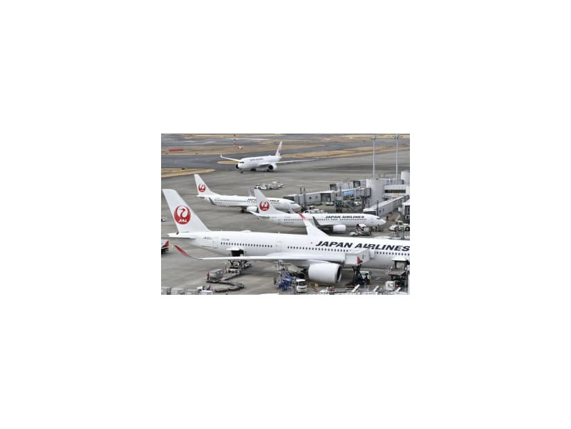 羽田空港の駐機場に並ぶ日本航空の機体＝2月