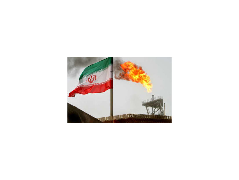 ペルシャ湾にあるイランの油田＝2005年（ロイター＝共同）