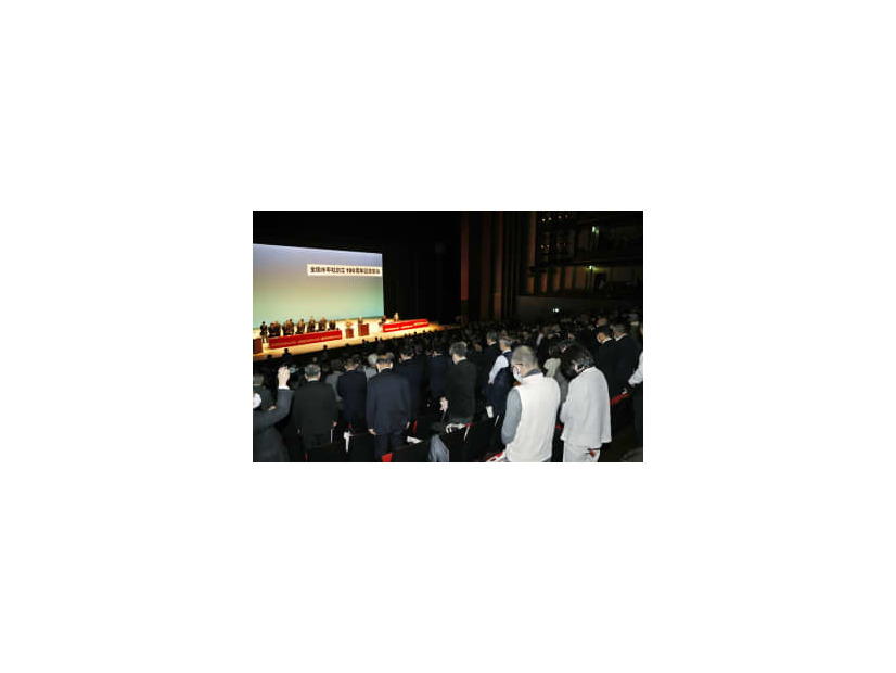 「全国水平社」の創立から100年を迎え、記念集会で黙とうする人たち＝3日午後、京都市左京区