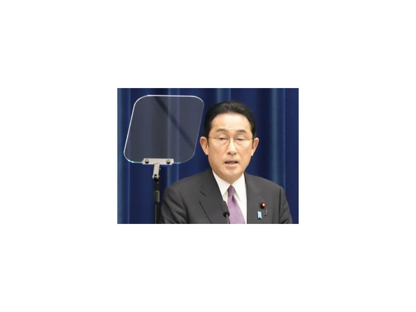 燃油価格急騰を抑える追加策の方針などについて記者会見する岸田首相＝3日夜、首相官邸