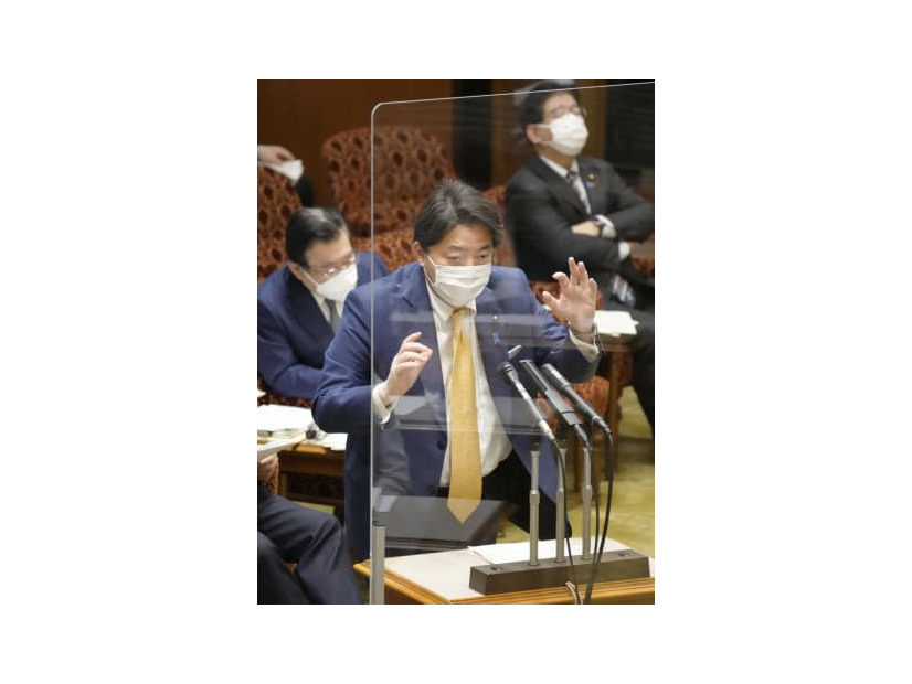 参院予算委で答弁する林外相＝4日午後