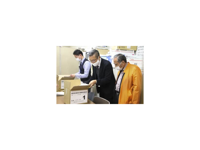 内藤佐和子徳島市長のリコールを目指し、署名を市選挙管理委員会に提出した久次米尚武元市議（右）＝4日午後、徳島市