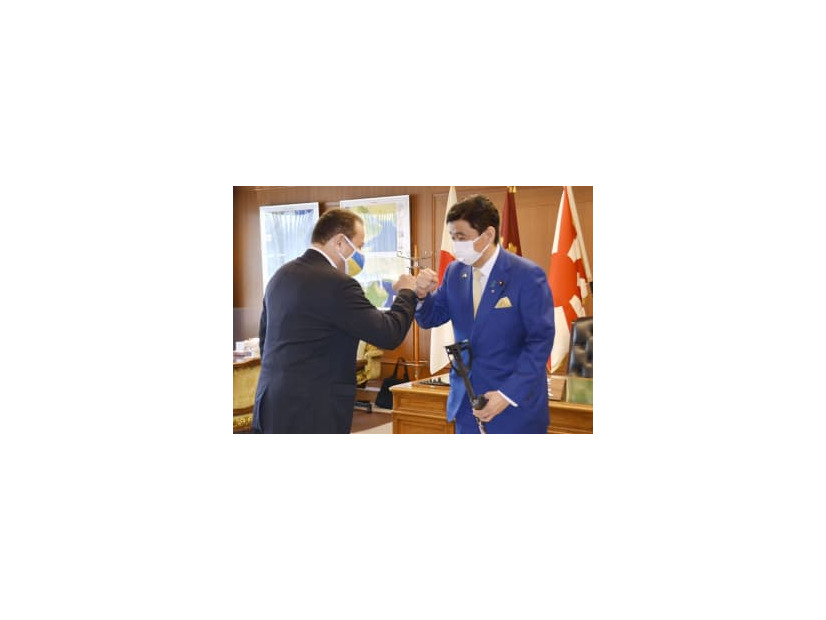会談を前にウクライナのコルスンスキー駐日大使（左）とタッチする岸防衛相＝9日午前、防衛省