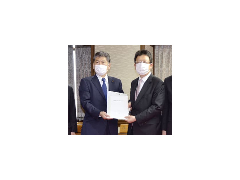 古川法相（左）に要望書を手渡す熊本市の大西一史市長＝9日午後、法務省