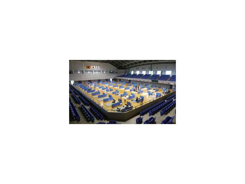 新型コロナウイルス対策として間隔が空けられた熊本県人吉市の避難所＝2020年7月