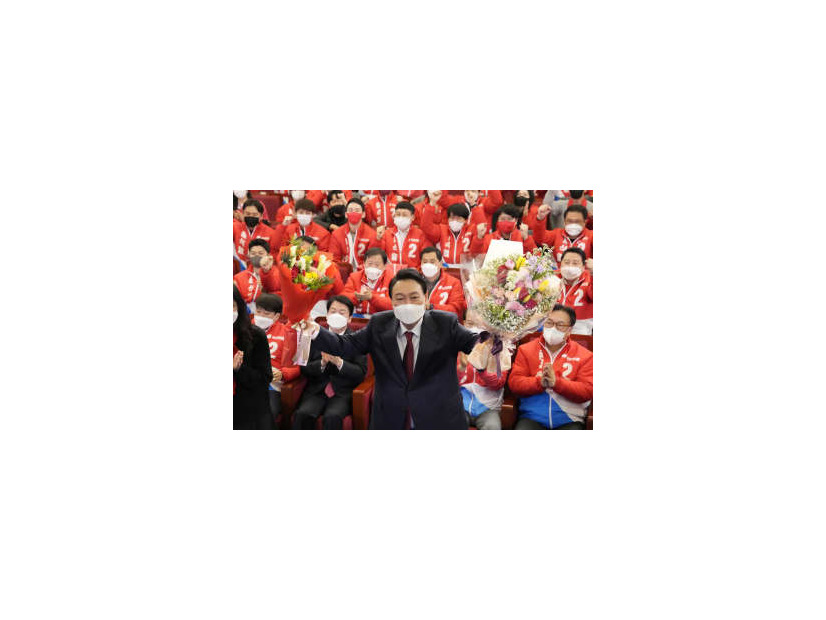 10日、韓国大統領選に勝利し花束を手にする「国民の力」の尹錫悦氏＝ソウル（共同）