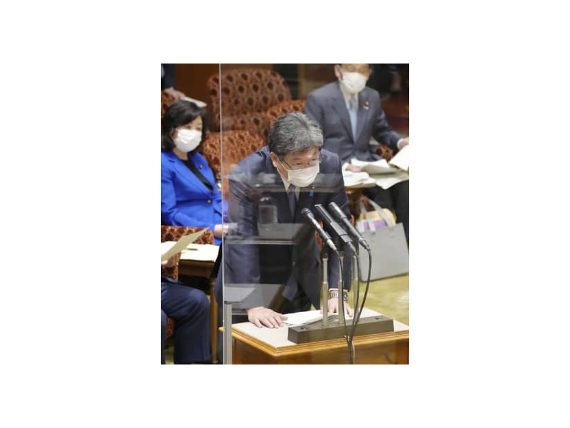 参院予算委で答弁する萩生田経産相＝10日午前