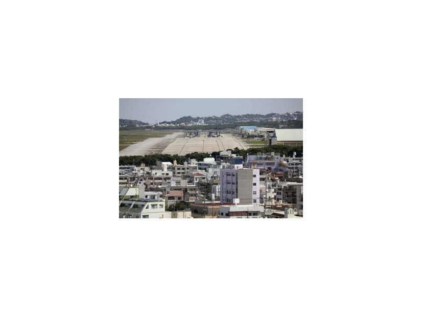住宅密集地に隣接する米軍普天間飛行場＝10日午前、沖縄県宜野湾市
