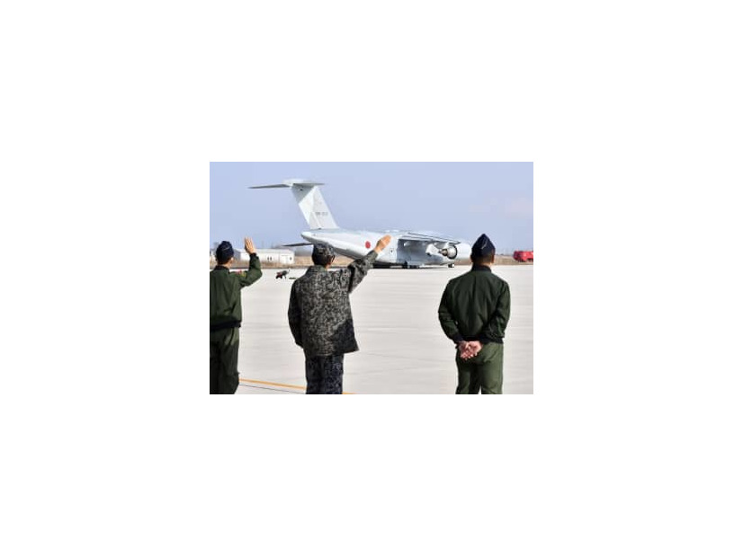 ウクライナ支援のための防衛装備品を積んだ航空自衛隊のC2輸送機＝10日午後、鳥取県境港市の美保基地