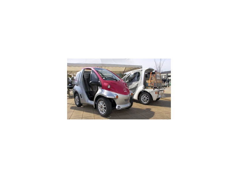 トヨタ車体が4月に発売する、1人乗りの小型電気自動車「コムス」の新型＝10日、愛知県豊田市