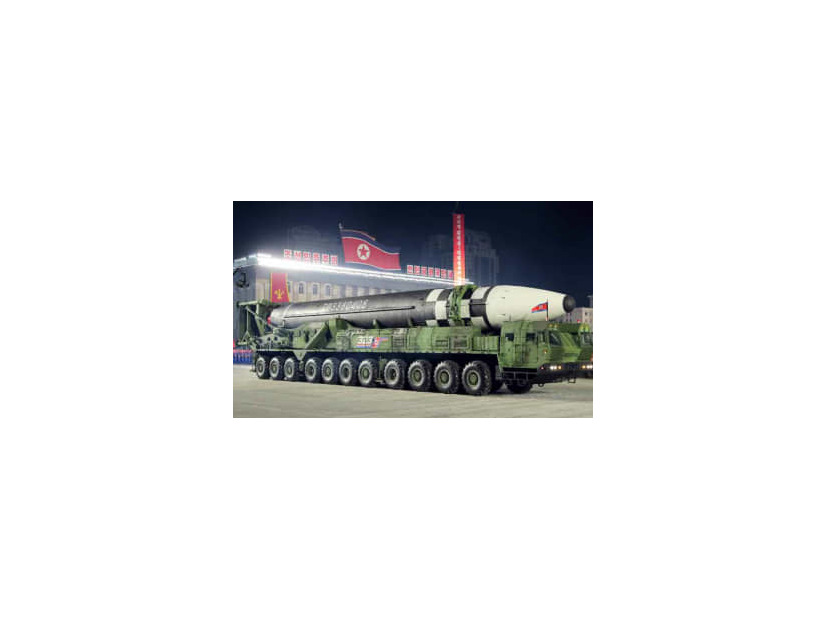 2020年10月に北朝鮮・平壌で行われた軍事パレードに登場した大陸間弾道ミサイル（コリアメディア提供・共同）