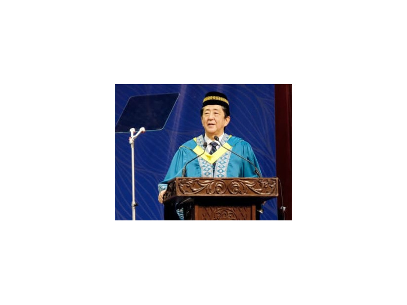 マレーシアの大学で講演する安倍元首相＝12日、マレーシア・スランゴール州（共同）
