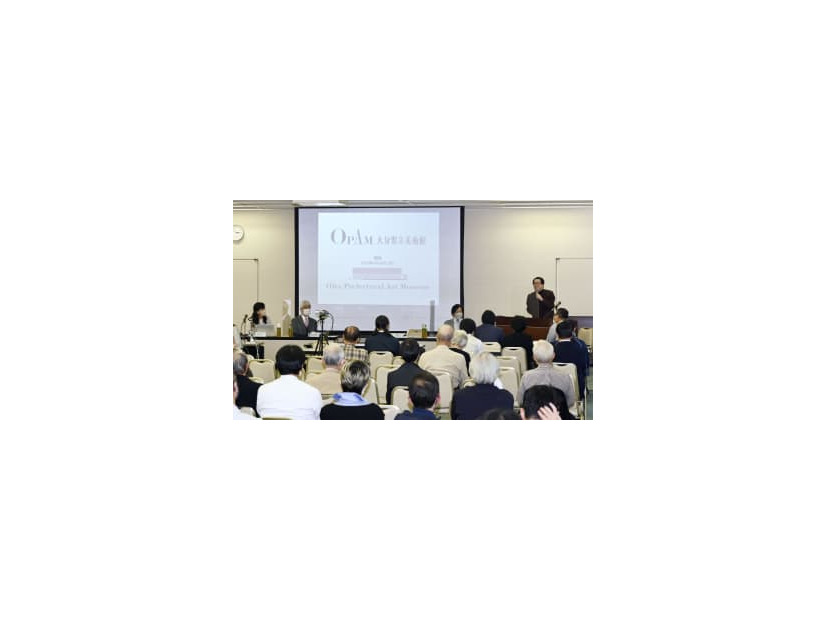 「鹿児島県立美術館設立を考える会」が開いたシンポジウムで講演する新見隆さん（右端）。左端は宮永祥子会長＝12日午後、鹿児島市