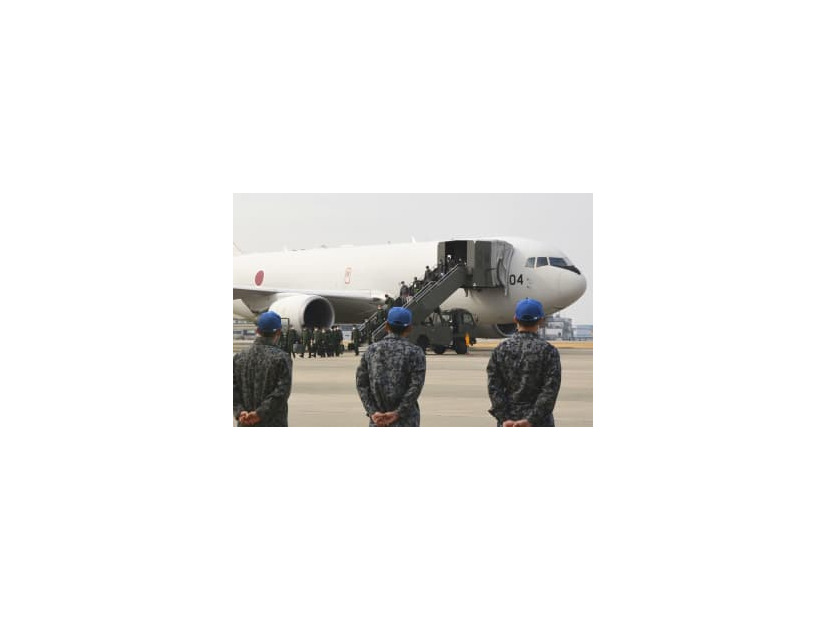 KC767空中給油輸送機によるウクライナへの防衛装備品提供で派遣され、愛知県の小牧基地に帰国した自衛隊員ら＝13日午前
