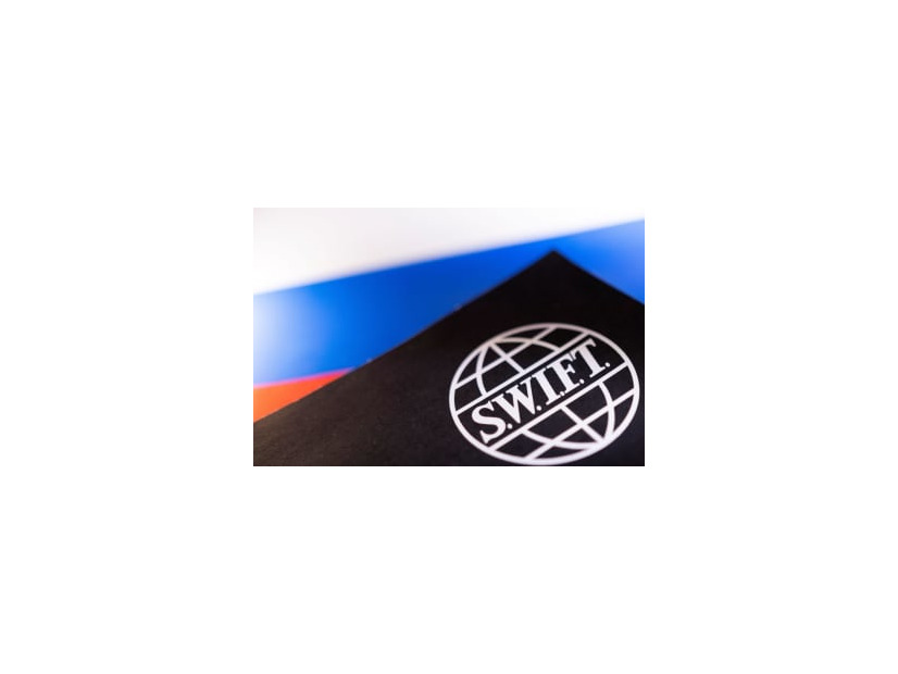 SWIFTのロゴとロシア国旗（ロイター＝共同）