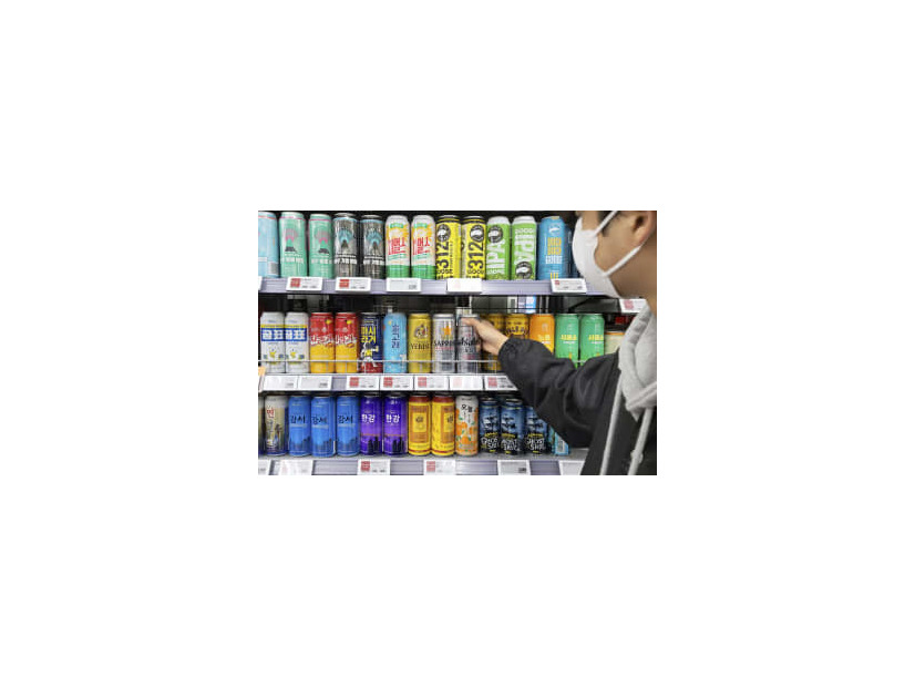 韓国・仁川市のスーパーに並ぶ国産クラフトビールと日本のビール＝2月（共同）