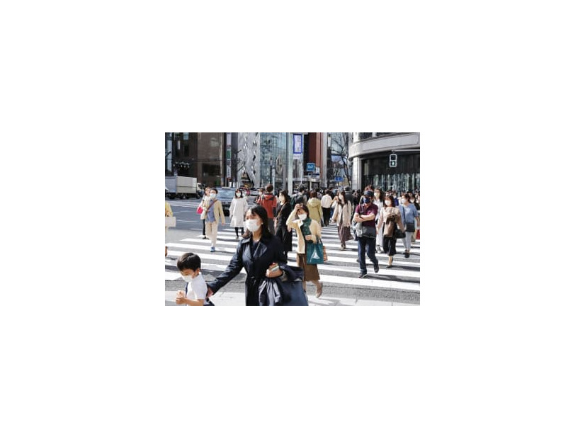 東京・銀座で軽装で行き交う人たち＝14日午後
