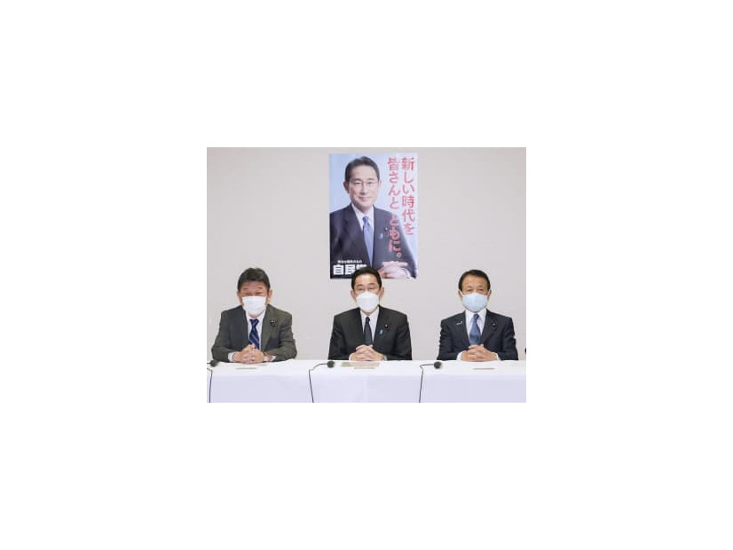 自民党の役員会に臨む岸田首相（中央）ら＝14日午後、東京・永田町の党本部