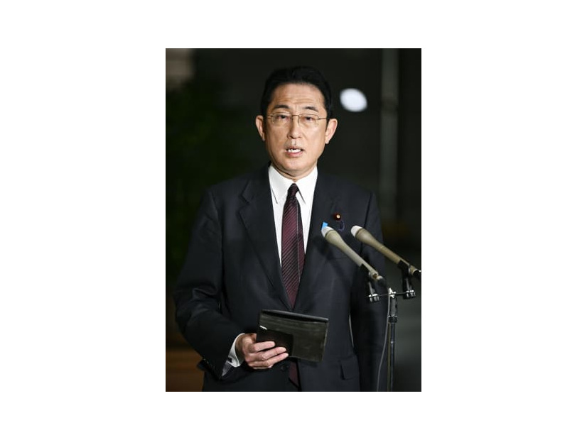 記者団の取材に応じる岸田首相＝15日夜、首相官邸