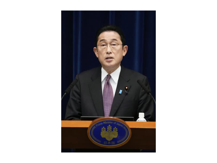 記者会見する岸田首相。「まん延防止等重点措置」を全面解除する方針などを表明した＝16日午後、首相官邸