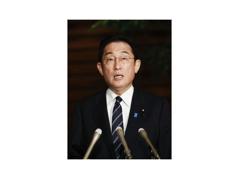 宮城、福島両県で震度6強を観測した地震を受け、報道陣の取材に応じる岸田首相＝17日午前1時52分、首相官邸