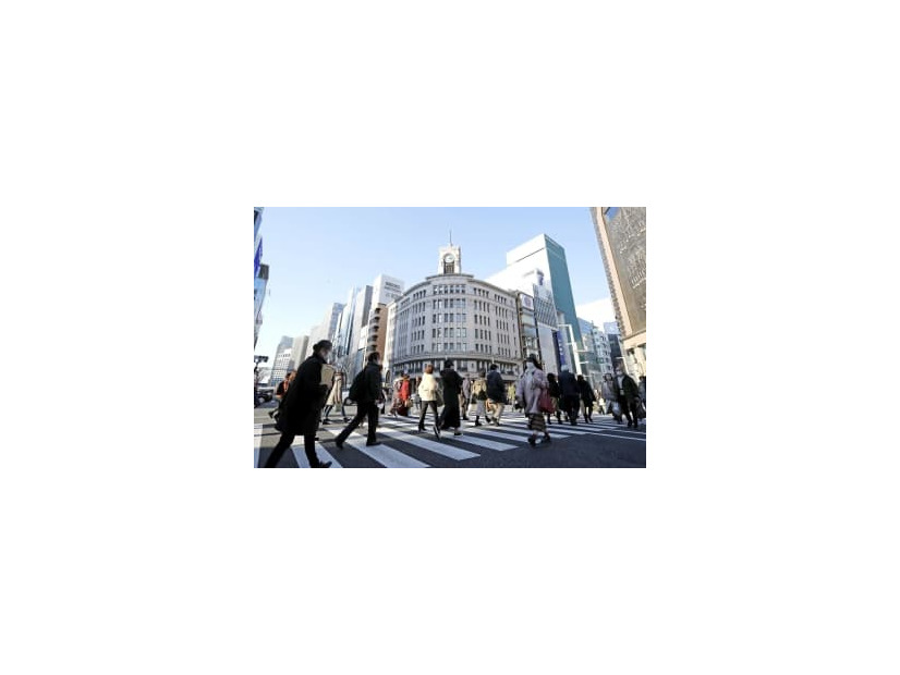 マスク姿で東京・銀座を行き交う人たち＝2月