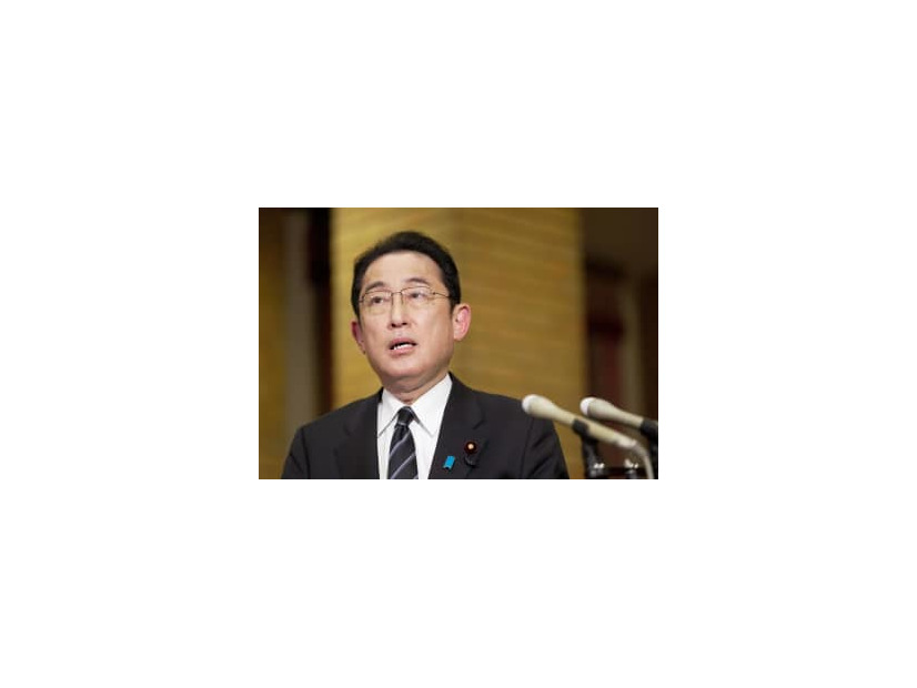 記者団の取材に応じる岸田首相＝17日夜、首相公邸